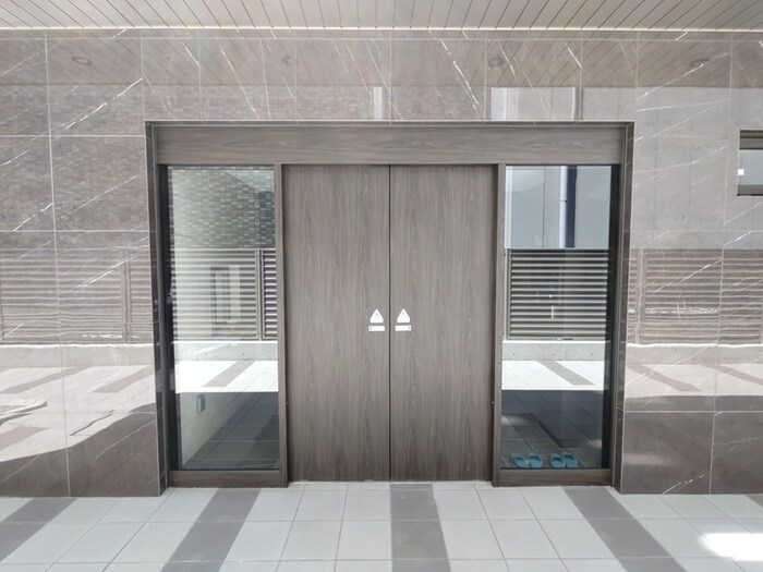 物件外観写真5　(エントランス部分)