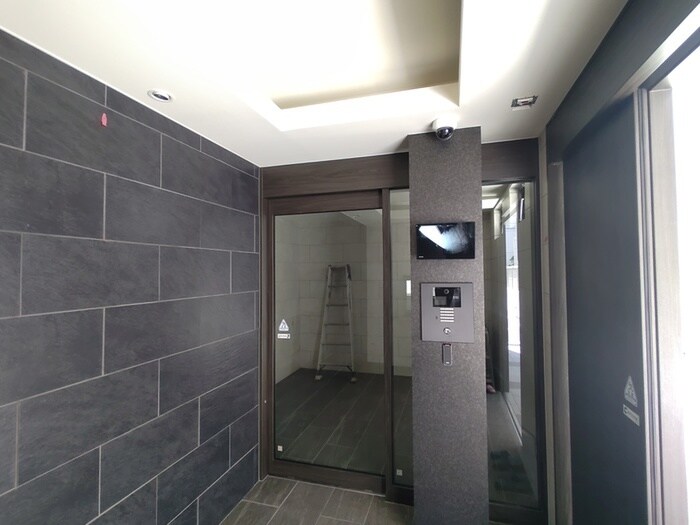 物件外観写真6　(エントランス部分)