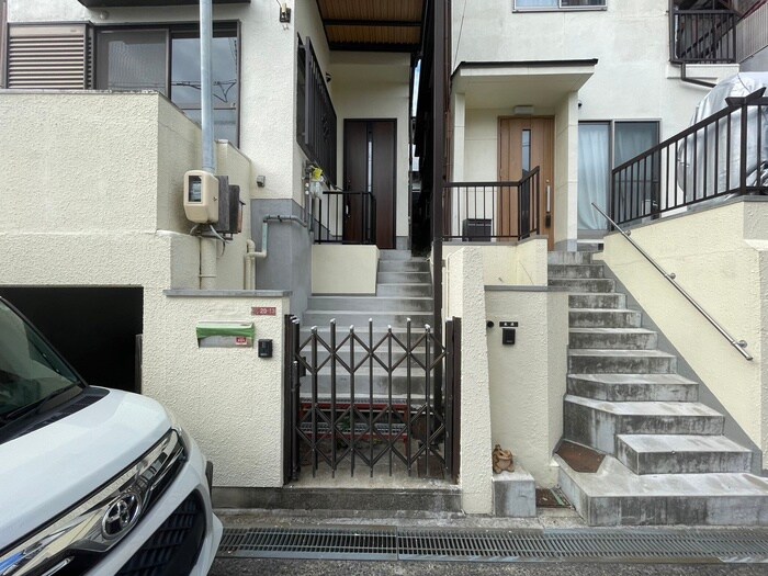 物件外観写真5　(エントランス部分)