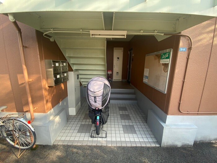 物件外観写真4　(エントランス部分)