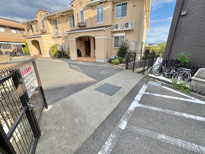 物件外観写真2　(エントランス部分)