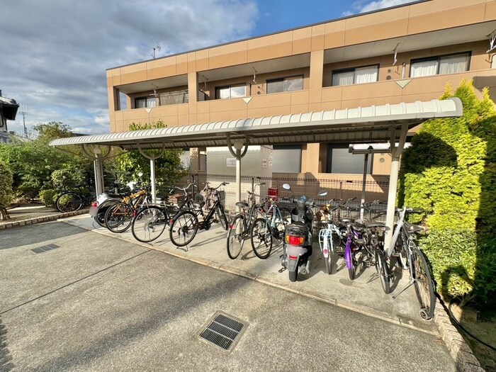 物件外観写真4　(駐輪場)