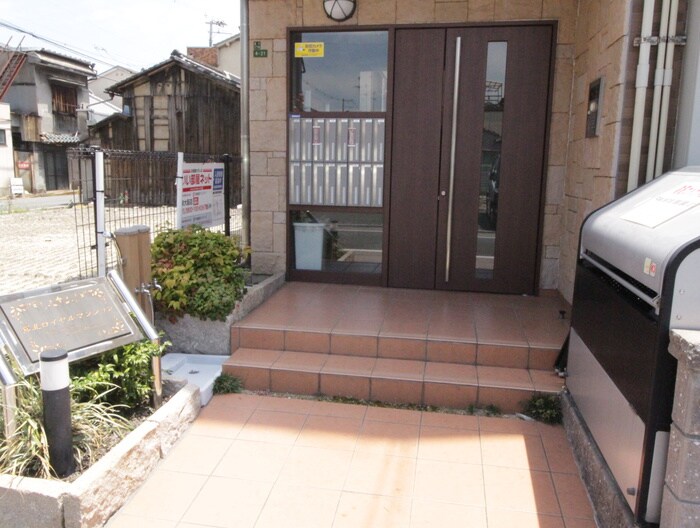 物件外観写真2　(エントランス部分)