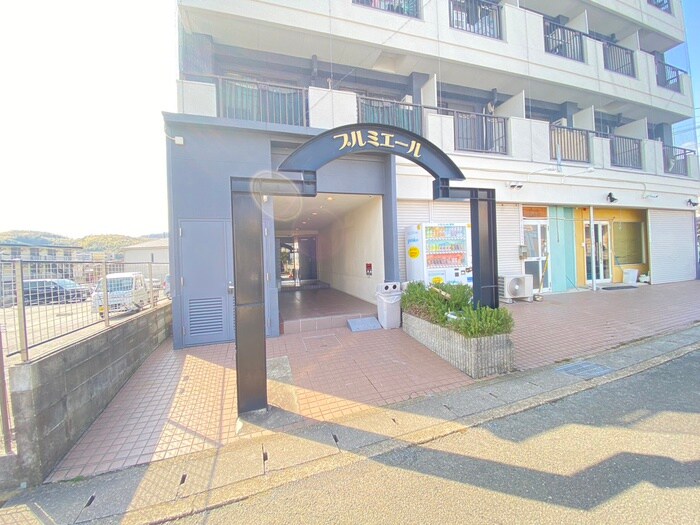 物件外観写真2　(エントランス部分)