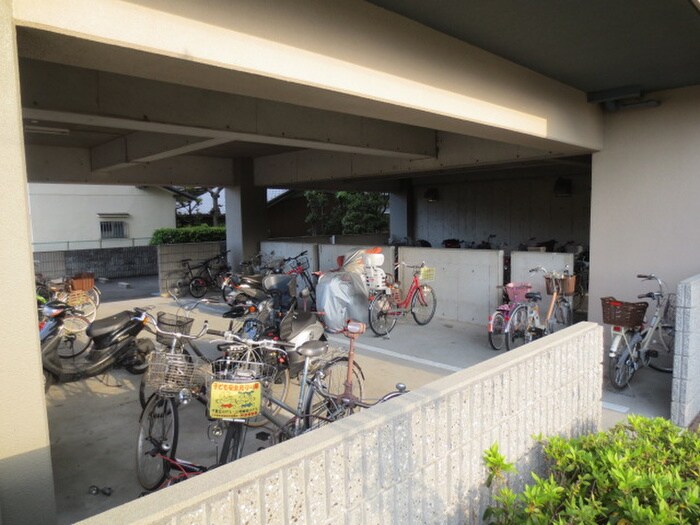 物件外観写真4　(駐輪場)