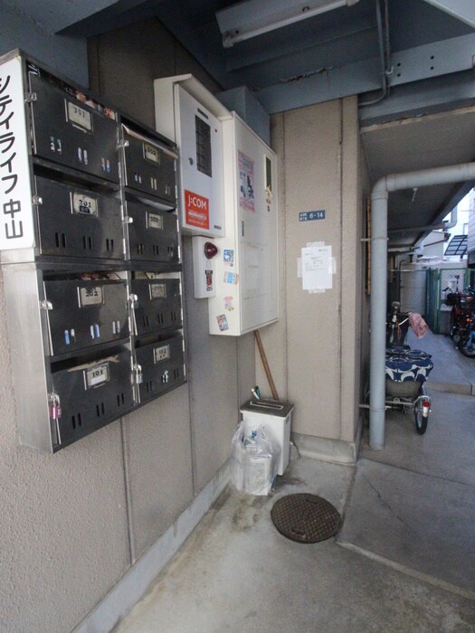 物件外観写真3　(エントランス部分)