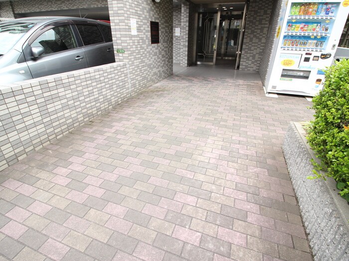 物件外観写真4　(エントランス部分)