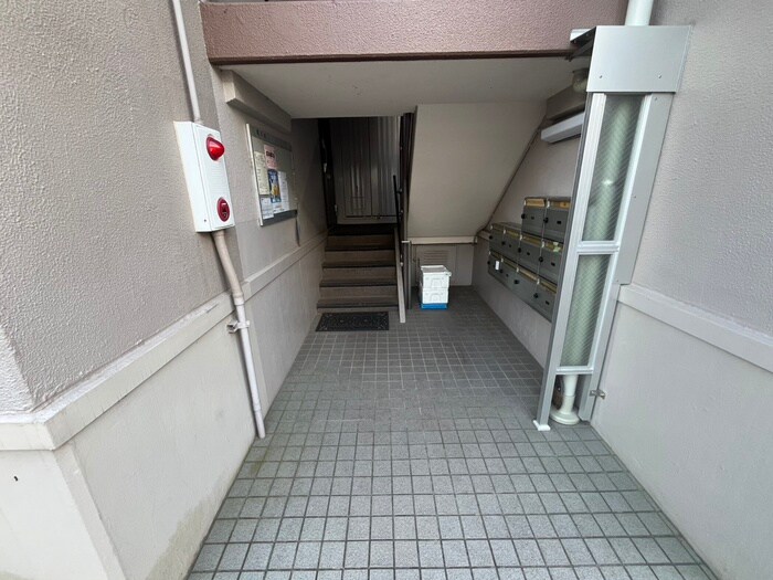 物件外観写真3　(エントランス部分)