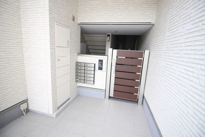 物件外観写真3　(エントランス部分)