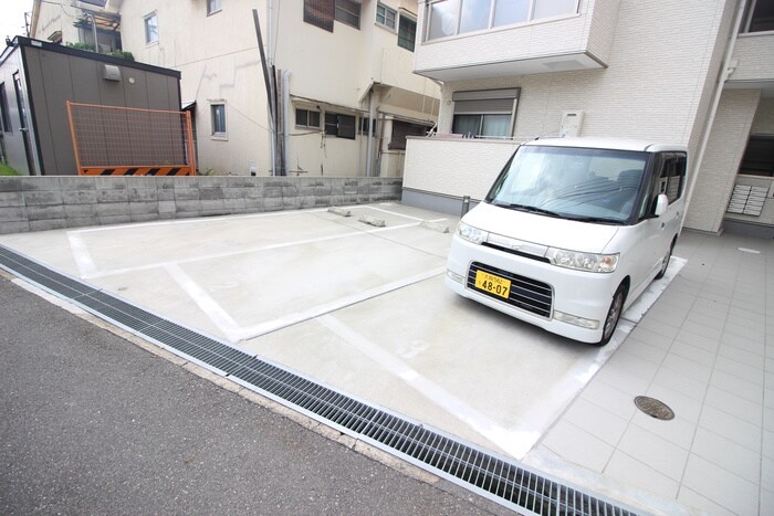 物件外観写真4　(駐車場)