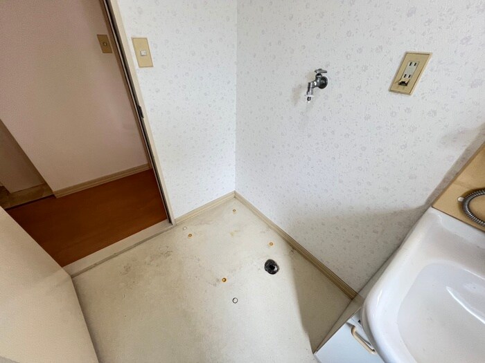 物件内観写真8　(洗濯機置場)