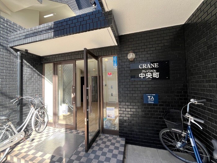 物件外観写真2　(エントランス部分)