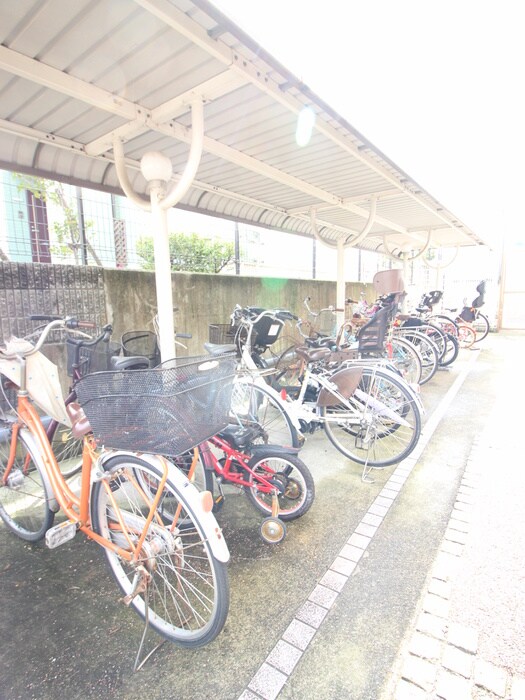 物件外観写真3　(駐輪場)