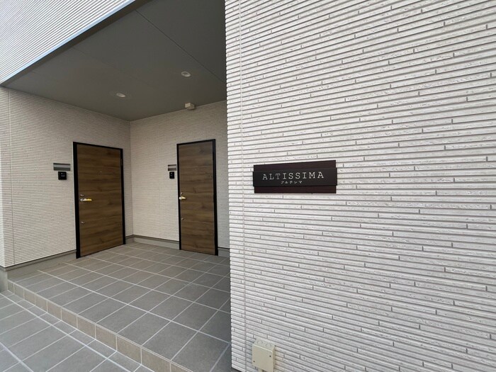 物件外観写真2　(エントランス部分)