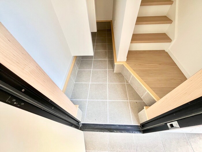 物件内観写真18　(玄関)