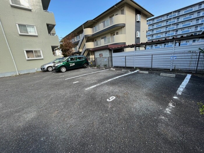 物件外観写真3　(駐車場)