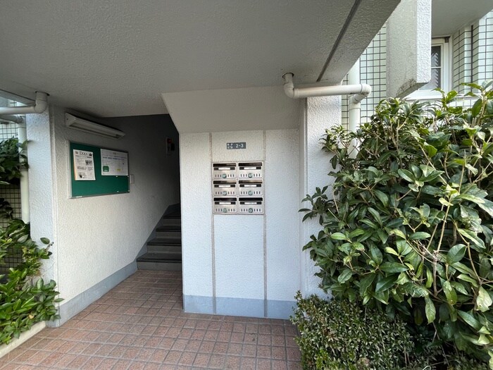 物件外観写真6　(エントランス部分)