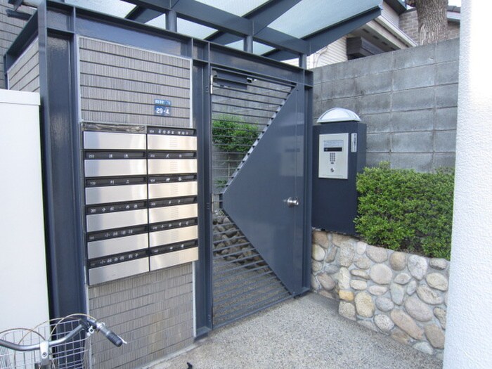 物件外観写真2　(エントランス部分)