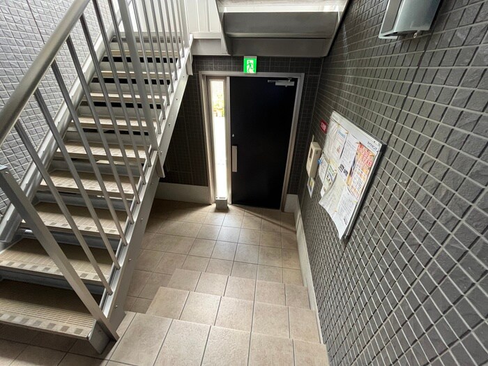 物件外観写真3　(エントランス部分)