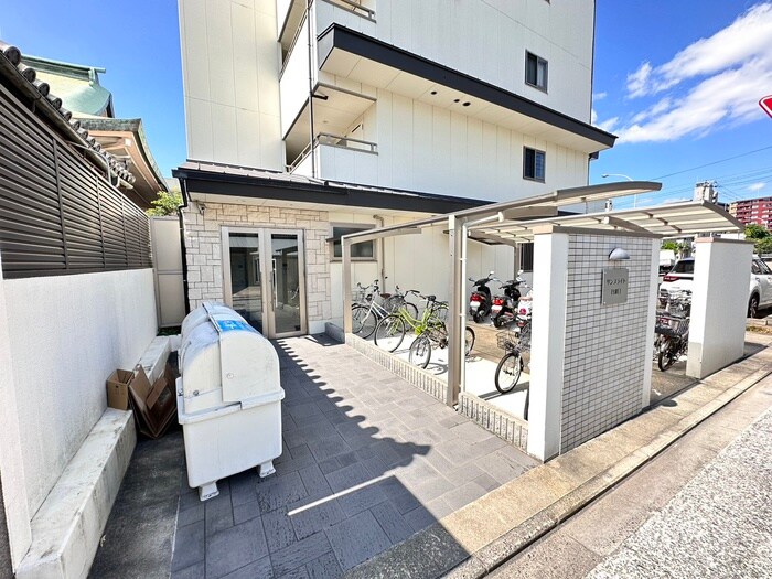 物件外観写真2　(エントランス部分)