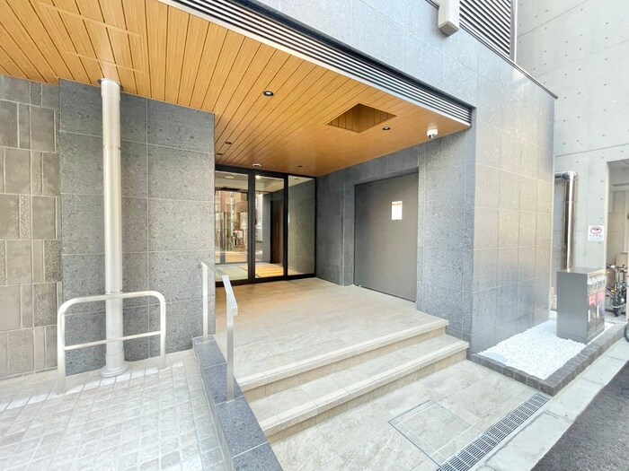 物件外観写真3　(エントランス部分)