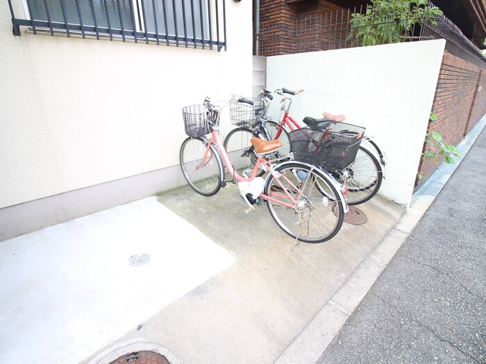 物件外観写真4　(駐輪場)