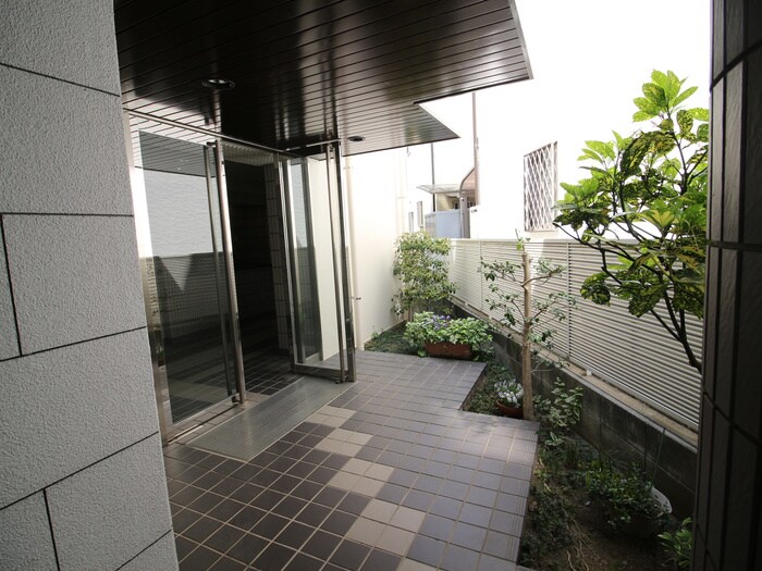 物件外観写真4　(エントランス部分)