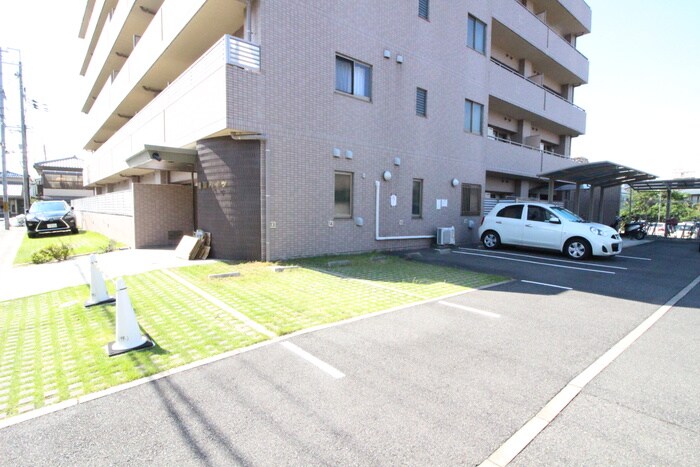 物件外観写真4　(駐車場)