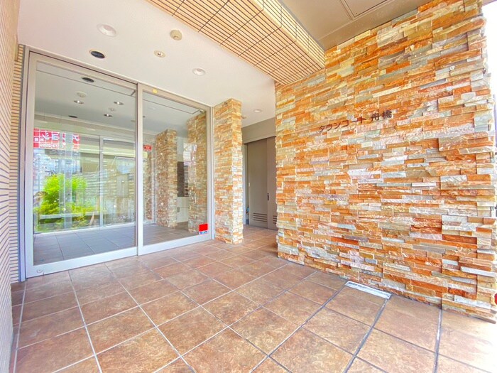 物件外観写真2　(エントランス部分)