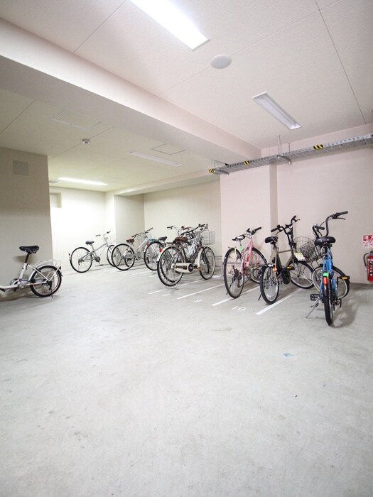 物件外観写真4　(駐輪場)