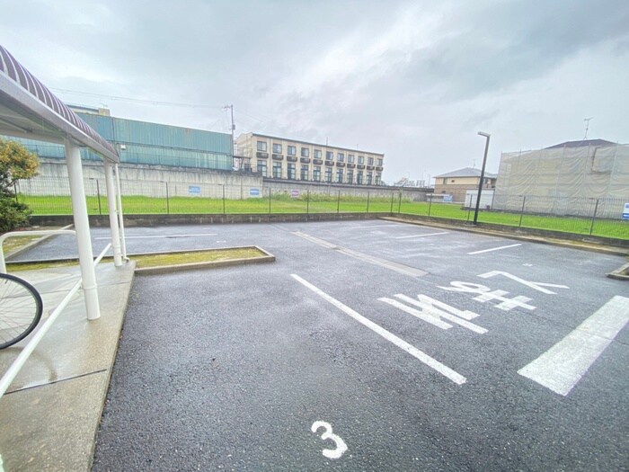 物件外観写真2　(駐車場)