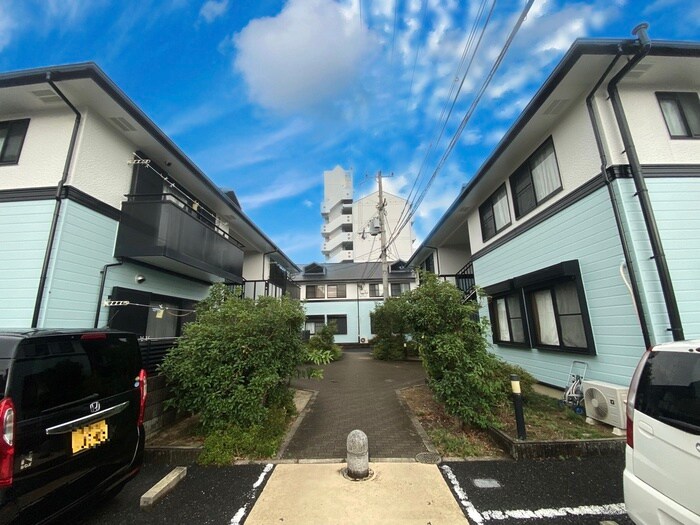 物件外観写真4　(エントランス部分)