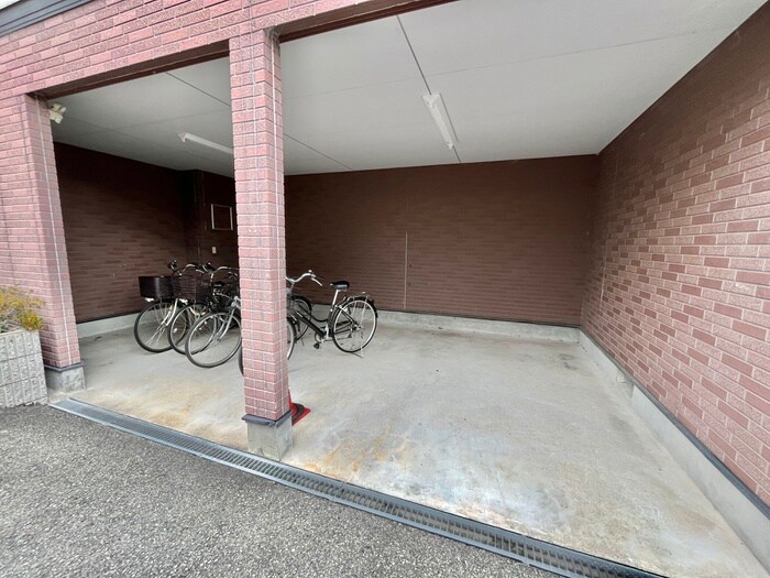 物件外観写真2　(駐車場)