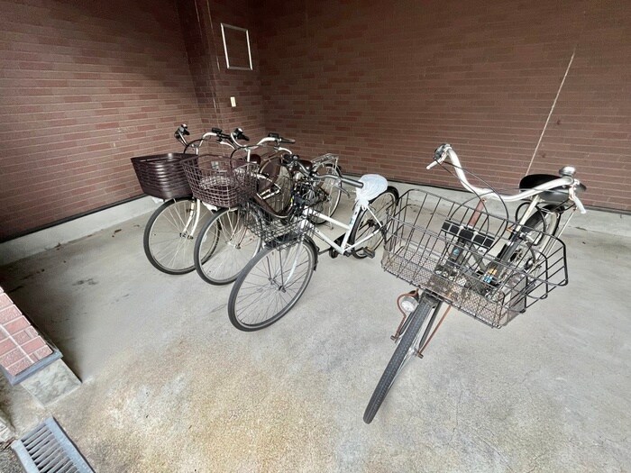 物件外観写真3　(駐輪場)