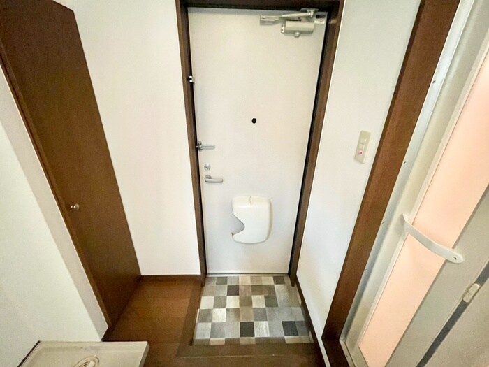物件内観写真11　(玄関)