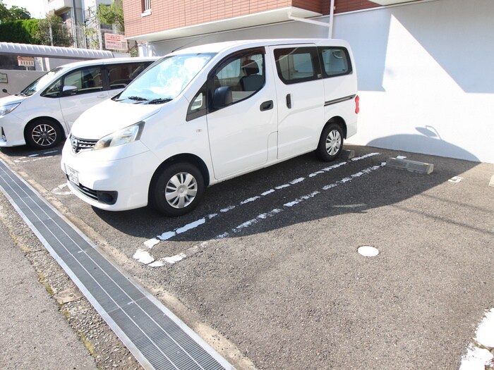 物件外観写真3　(駐車場)