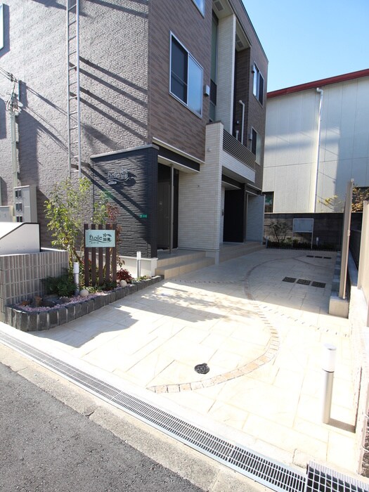 物件外観写真3　(エントランス部分)