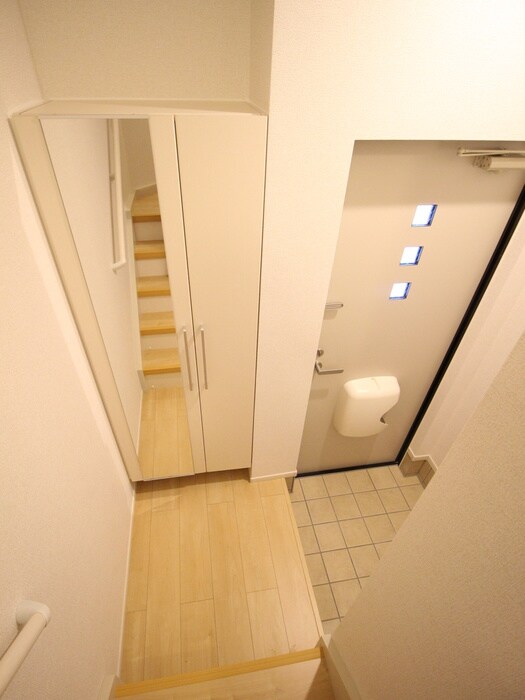 物件内観写真16　(玄関)