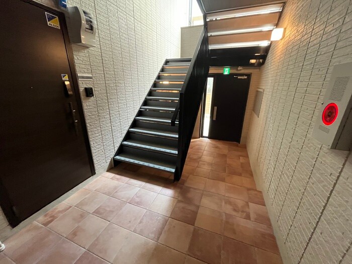 物件外観写真5　(エントランス部分)