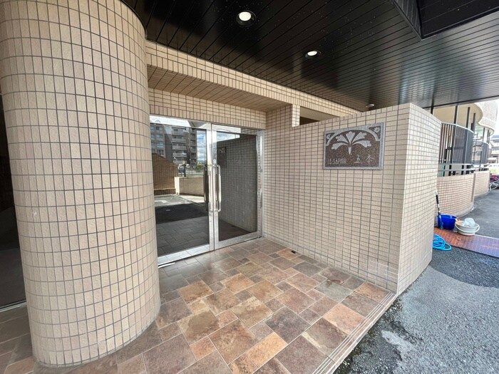 物件外観写真6　(エントランス部分)