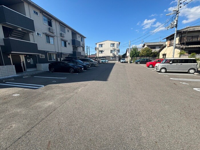 物件外観写真3　(駐車場)