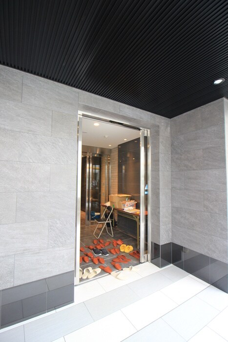 物件外観写真6　(エントランス部分)