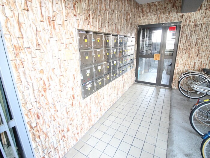 物件外観写真5　(エントランス部分)