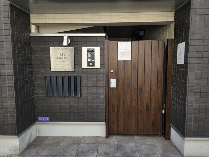 物件外観写真3　(エントランス部分)