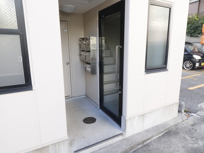 物件外観写真6　(エントランス部分)