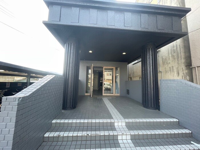 物件外観写真3　(エントランス部分)