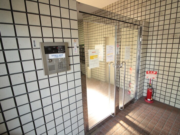 物件外観写真3　(エントランス部分)