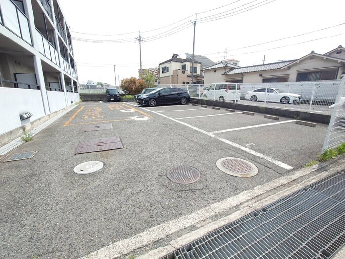 物件外観写真4　(駐車場)