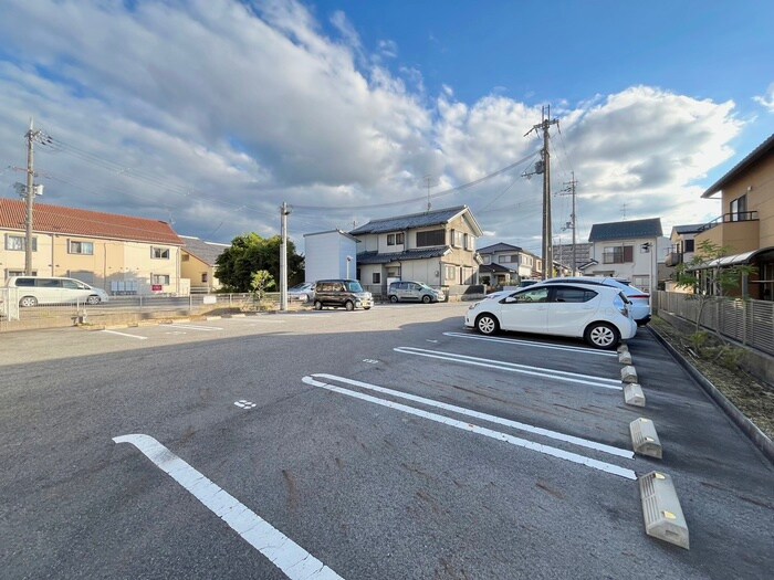 物件外観写真3　(駐車場)