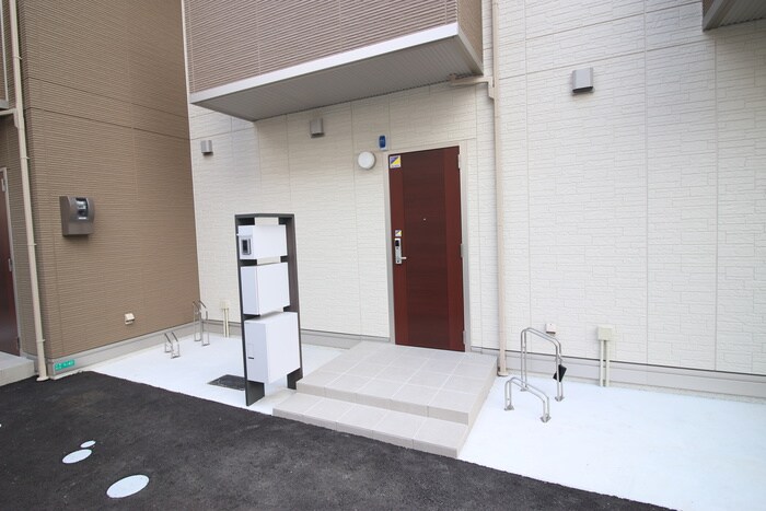 物件外観写真3　(エントランス部分)